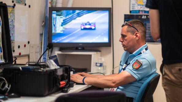 Un gendarme trvaille assis dans le PC.