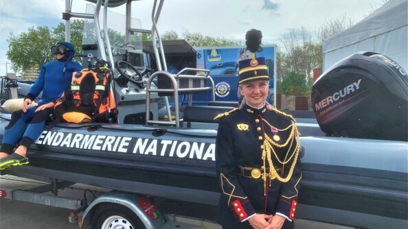 Photo de le sous-lieutenant C&eacute;line devant un semi-rigide de la BFG de Metz
