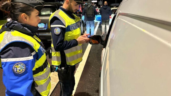 Deux gendarmes contr&ocirc;lent une camionnette blanche dans le cadre d'un contr&ocirc;le anti stups.
