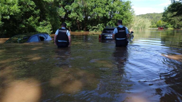 Gendarmes portant secours à des automobilistes pris au piège dans les innondations
