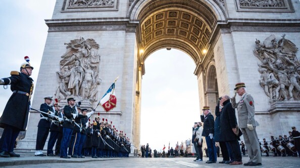 Autorit&eacute;s et troupes au garde &agrave; vous au pied de l'Arc de Triomphe.