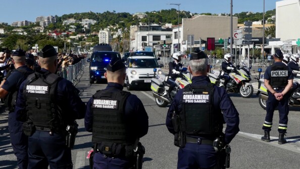 Militaires du PSIG sabre sécurisant le déplacement du pape en voiture à Marseille.