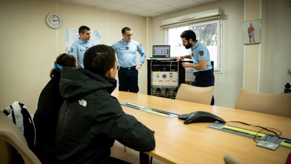 Militaires du STIG présentant le matériel de l'unité à Léa et Mohamed.
