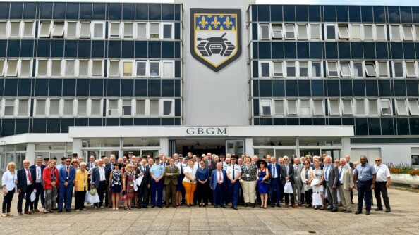 Les membres de l'association Villes Marraines rassemblés devant les locaux du Groupement blindé de Satory.