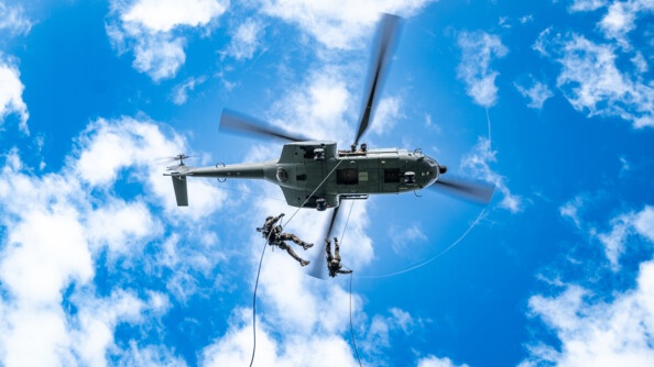 Militaires descendant en rappel depuis l'hélicoptère Puma.