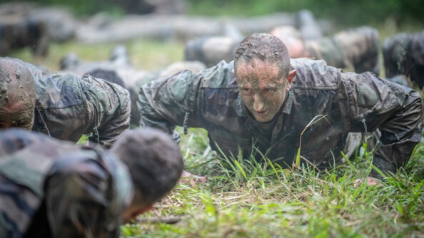 Militaires confrontés à un exercice de méthode naturelle.