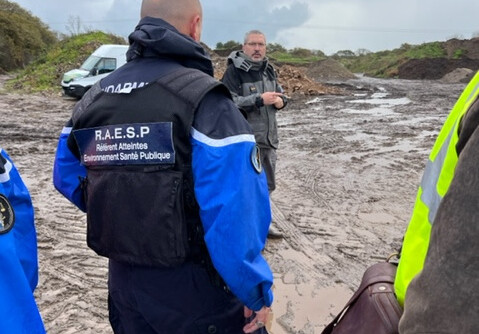 De dos le référent atteintes à l'environnement et à la Santé publique de la gendarmerie du Finistère sur le terrain