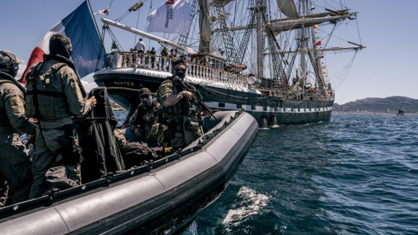 Un zodiac, avec des gendarmes à son bord, s'approche du Belem alors que celui-ci s'approche du port de Marseille