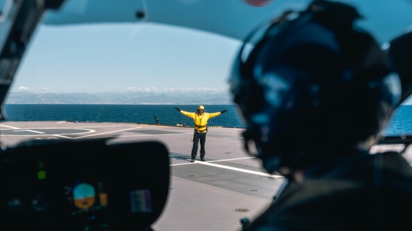"Chien jaune" sur le pont du Porte hélicoptères Amphibie Mistral.