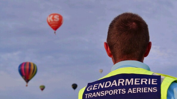 Un gendarme de la GTA regarde s'envoler les ballons