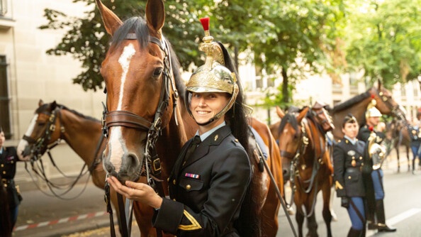 Une garde républicaine avec son cheval, sourie face à la caméra