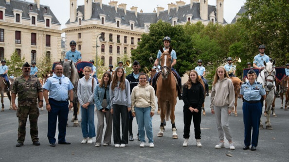 Au milieu des batiments de la garde républicaine, les six jeunes filles posent devant la fanfare à cheval et au coté des militaires qui encadrent ce séjour.