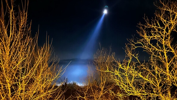 H&eacute;licopt&egrave;re survolant la zone de recherches dans la nuit.