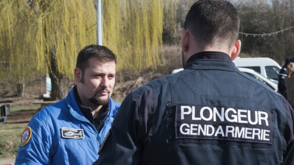 Echange en extérieur entre un gendarme de la SAG et un gendarme français.
