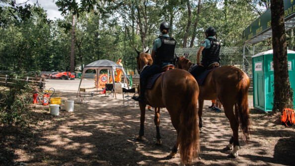 La patrouille à cheval arrive à un poste de commissaire de piste.