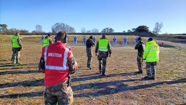 7 gendarmes sur un pas de tire, dont 4 qui sont entrain de tirer. Ils sont supervis&eacute;s par un gendarme directeur.