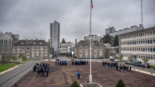 Vue de haut des gendarmes sur une place d'arme.