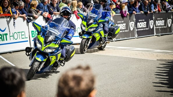 Deux motards de la Garde républicaine à l'arrivée d'une étape