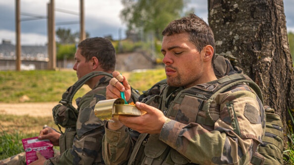 2 élèves-officiers déjeunent une ration de combat