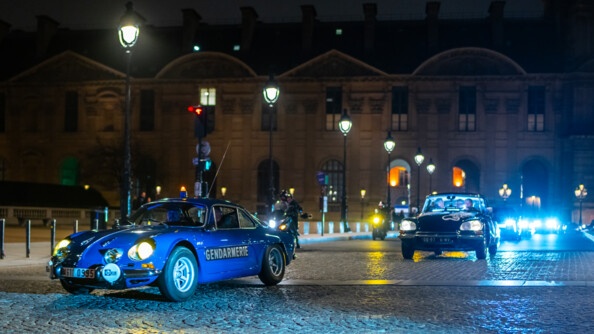Une alpine de la gendarmerie de nuit dans les rues de Paris