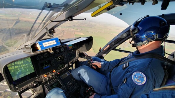 Dans un hélicoptère de la gendarmerie, un militaire de la SAG de Tours survole une commune en repérage pour la soirée du nouvel an.