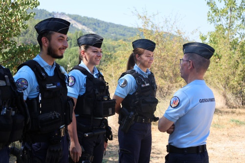 Le major g&eacute;n&eacute;ral de la gendarmerie nationale discute avec des jeunes gendarmes engag&eacute;s dans le cadre du dispositif estival de s&eacute;curit&eacute;, sur un site naturel touristique en r&eacute;gion PACA