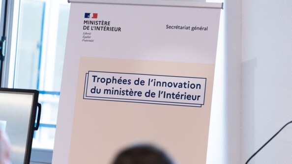 Logo Trophées de l'innovation du ministère de l'Intérieur sur un kakémono.