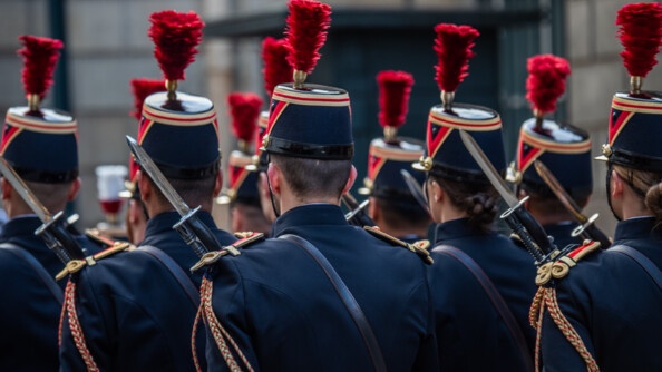 Des militaires de la Garde républicaine en tenue se tiennent debout de dos