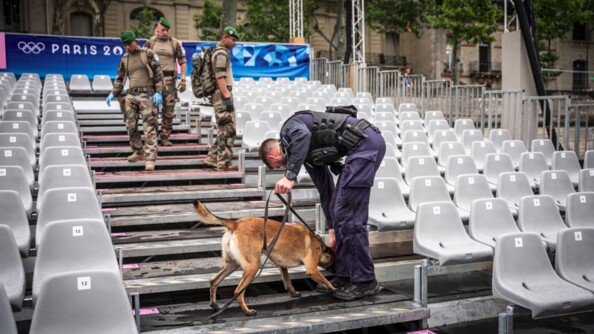 Équipe cynophile inspectant les tribunes sur les quais de Seine.