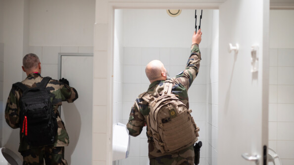 Inspection des toilettes du Stade de France par deux EOR (Explosive ordonance reconnaissance).