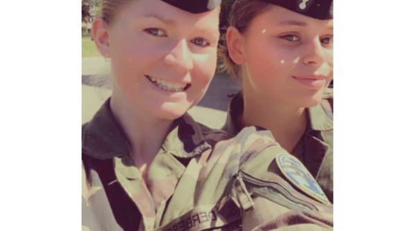 Photo montrant Soralia Derbesse avec son amie Andr&eacute;a.