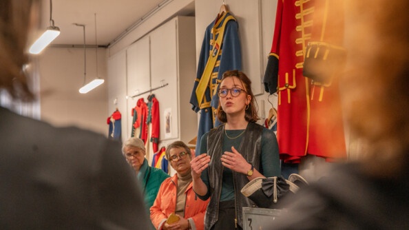 La couturière de la Garde républicaine reçoit des visiteurs dans son atelier