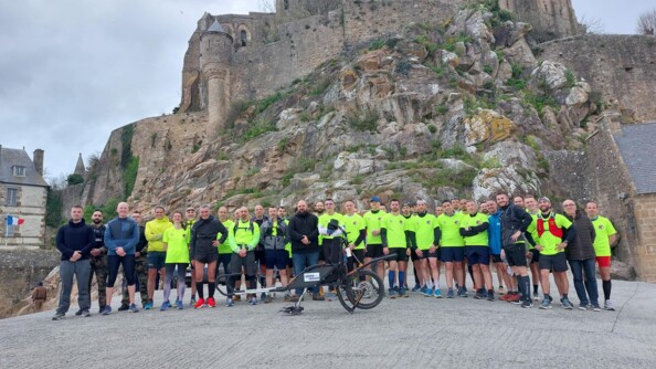 Photo de groupe au pied du Mont Saint Michel