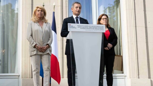 Le ministre de l'Intérieur et des Outre-mer, Gérald Darmanin, devant un pupitre. A sa gauche se trouve Dominique Faure, ministre déléguée chargée des Collectivités territoriales et de la Ruralité. A sa droite, se trouve Sonia Backès, secrétaire d’État à la Citoyenneté.