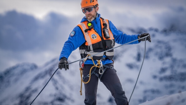 Un des gendarmes secouristes tient le cable pour remonter la victime.
