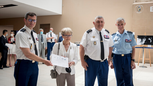 De droite à gauche : le général de corps d’armée Bruno Jockers, major général de la gendarmerie nationale, le général de division Olivier Kim, général adjoint au major général, et le général de division Laurent Bitouzet, commandant le Service d'information et de relations publiques des armées (SIRPA) de la gendarmerie, remettent officiellement à Nicole Motte, le 17 juin 2021, son titre de peintre de la gendarmerie.