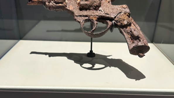 Le revolver du lieutenant Louis Maire exposé au mémorial.