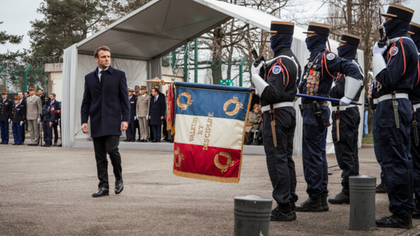 Le pr&eacute;sident de la R&eacute;publique, Emmanuel Macron, passe en revue les troupes du GIGN, avant de prononcer l'hommage de la Nation au major Arnaud Blanc.
