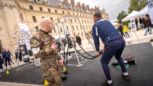 Un SHND d'une arm&eacute;e teste le parcours sportif devant les Invalides