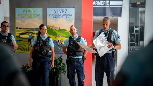 Le chef d'escadron Laurent Flouriot briefe les gendarmes de la Compagnie de gendarmerie départementale de Rambouillet.
