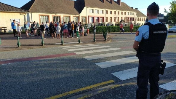 Un gendarme devant une école primaire.