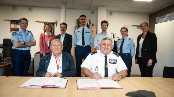 Mercredi 5 juillet 2023, la gendarmerie nationale, représentée par son Directeur des opérations et de l’emploi (DOE), le général de corps d’armée Olivier Kim, à droite, a signé une convention avec l’association France Alzheimer, représentée par son président, Joël Jouen, à gauche.