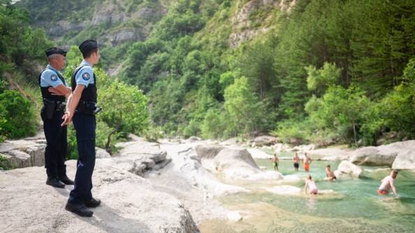 Deux réservistes veillent à la sécurité des baigneurs dans les gorges.