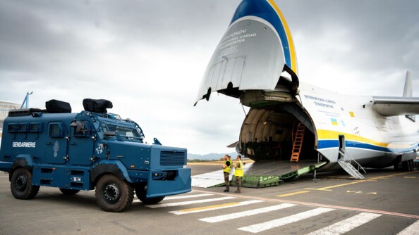 Un Centaure de la gendarmerie vient de débarquer d'un Antonov sur le tarmac