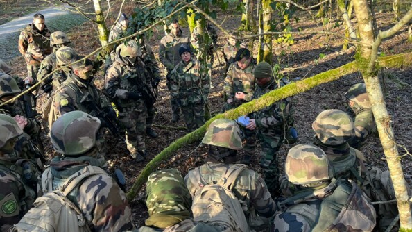 20 gendarmes regroup&eacute;s au milieu de la for&ecirc;t en tenue de combat.