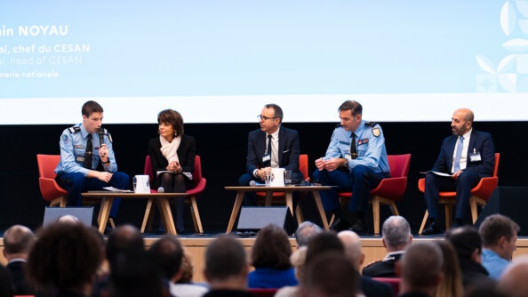 Cinq personnes, dont deux gendarmes, interviennent lors de la table ronde du colloque, asiss c&ocirc;te &agrave; c&ocirc;te