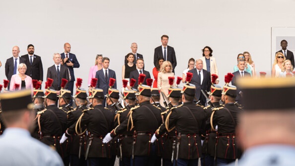 VU de dos des gendarmes de al garde républicaine défialnt devant la tribune présidentielle