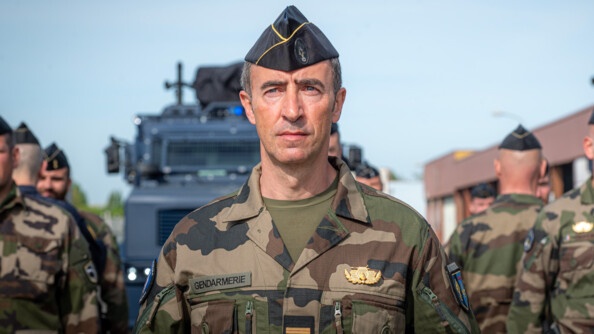 Un adjudant chef, gendarme mobile, avec sa médaille