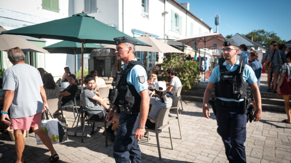 Patrouille à pied de deux gendarmes du poste provisoire sur le marché de l'Île aux Moines.