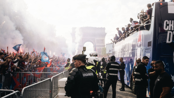 Photo de gendarmes participant à sécurisation sur les Champs Elysées, lors des festivités organisées à l'occasion de la victoire du PSG lors de la Ligue des Champions 2025